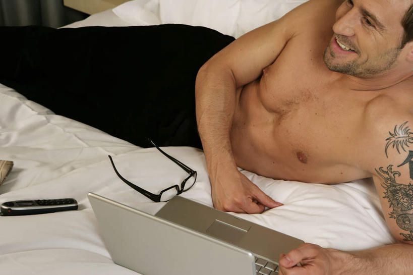 西方人,一个人,躺,笑,微笑,露齿笑,横图,俯视,室内,白天,时尚,电脑,笔记本电脑,床,卧室,欧洲,欧洲人,仅一个男性,仅一个人,网络,眼镜,墙,床单,注视,文化,通讯设备,被子,裸露,纹身,墙壁,墙面,仅一个年轻男性,遥控器,观察,看,个性,单人床,信仰,观看,察看,无线,被单,关注,刺青,裸,追求,通信设备,无线网络,近视眼镜,想象,无线上网,便携式电脑,文身,勇气,崇拜,张扬,卧着,手提电脑,男人,男性,年轻男性,白种人,躺着,卧,半身,彩图,高角度拍摄,睡房,卧房