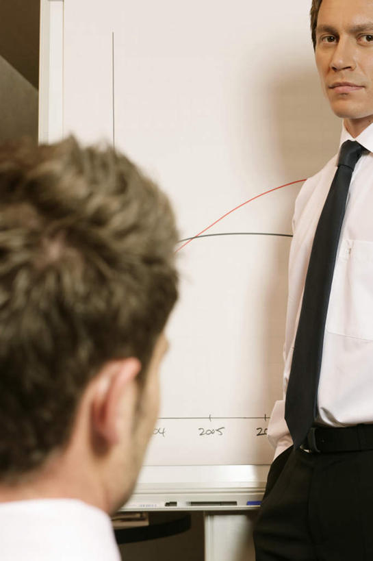 西方人,背部,两个人,同事,商务人士,商务男性,办公室,站,坐,说,竖图,室内,白天,正面,衬衫,讨论,成功,合作,团队,集体,信心,欧洲,欧洲人,套装,标志,数字,文字,字符,墙,领带,标识,队伍,墙壁,墙面,阳光,白板,站着,阿拉伯数字,领导,象征,庄重,成就,商务装,身份,记录板,合伙,领袖,工薪阶层,记事板,双手抄兜,双手放兜,正式,地位,交流,男人,男性,年轻男性,白种人,年轻人,白领,上班族,插兜,沟通,讲话,交谈,两手抄兜,两手放兜,商讨,手插兜,手放口袋,说话,谈话,站立,坐着,半身,彩图,衬衣,手抄兜