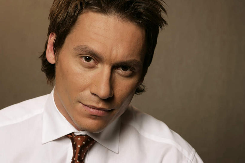 西方人,脸,头,脸颊,一个人,商务人士,商务男性,站,横图,室内,特写,白天,正面,衬衫,欧洲,欧洲人,仅一个男性,仅一个人,套装,墙,领带,注视,墙壁,墙面,仅一个年轻男性,观察,看,站着,观看,察看,象征,庄重,关注,商务装,身份,工薪阶层,正式,地位,男人,男性,年轻男性,白种人,头部,脸部,脸蛋,面部,白领,上班族,站立,半身,彩图,衬衣