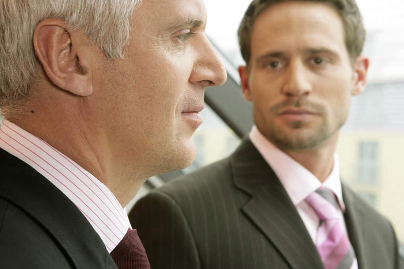 西方人,两个人,同事,商务人士,商务男性,站,横图,室内,白天,正面,衬衫,成功,合作,团队,集体,信心,窗户,落地窗,玻璃,欧洲,欧洲人,套装,领带,扭头,注视,队伍,玻璃窗,玻璃制品,阳光,观察,看,站着,转头,观看,察看,领导,象征,庄重,成就,关注,商务装,身份,合伙,领袖,工薪阶层,正式,地位,男人,男性,年轻男性,中年男性,白种人,白领,上班族,站立,半身,彩图,衬衣