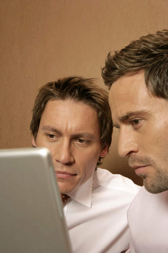 西方人,两个人,同事,商务人士,商务男性,坐,竖图,室内,白天,正面,衬衫,成功,合作,团队,集体,信心,电脑,笔记本电脑,欧洲,欧洲人,套装,网络,墙,领带,注视,通讯设备,队伍,墙壁,墙面,观察,看,靠,靠着,观看,察看,无线,领导,象征,庄重,成就,关注,通信设备,商务装,身份,无线网络,合伙,领袖,无线上网,便携式电脑,工薪阶层,正式,地位,手提电脑,男人,男性,年轻男性,白种人,白领,上班族,坐着,半身,彩图,衬衣