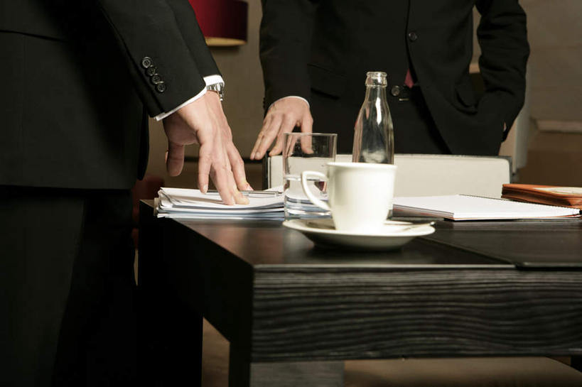 西方人,中年人,两个人,同事,商务人士,商务男性,办公室,站,横图,室内,白天,正面,衬衫,成功,合作,团队,集体,信心,桌子,杯子,欧洲,欧洲人,套装,材料,瓷器,档案,文件,办公桌,咖啡杯,领带,陶瓷制品,队伍,玻璃制品,水杯,资料,站着,领导,成就,文档,瓷杯,商务装,合伙,领袖,工薪阶层,单手抄兜,单手放兜,老年男性,男人,男性,年轻男性,白种人,年轻人,白领,上班族,玻璃杯,插兜,手插兜,手放口袋,站立,半身,彩图,衬衣,手抄兜