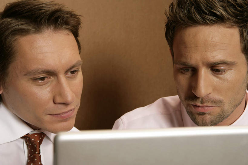 西方人,两个人,同事,商务人士,商务男性,办公室,坐,横图,室内,白天,正面,衬衫,成功,合作,团队,集体,信心,电脑,笔记本电脑,欧洲,欧洲人,套装,网络,墙,领带,注视,通讯设备,队伍,墙壁,墙面,观察,看,观看,察看,无线,领导,象征,庄重,成就,关注,通信设备,商务装,身份,无线网络,合伙,领袖,无线上网,便携式电脑,工薪阶层,正式,地位,手提电脑,男人,男性,年轻男性,白种人,年轻人,白领,上班族,坐着,半身,彩图,衬衣