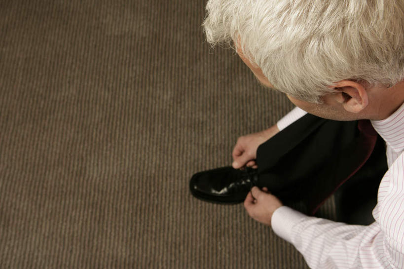 西方人,一个人,商务人士,商务男性,横图,俯视,室内,白天,鞋,衬衫,地板,地毯,鞋子,纺织品,欧洲,欧洲人,仅一个男性,仅一个人,弯腰,套装,装饰,毯子,皮革,地面,注视,木地板,纺织,垫子,观察,看,仅一个老年男性,温暖,系,观看,华丽,修饰,点缀,察看,关注,商务装,工薪阶层,弯身,衬托,美观,雅致,雅观,老年男性,男人,男性,白种人,白领,上班族,半身,彩图,高角度拍摄,衬衣,皮鞋