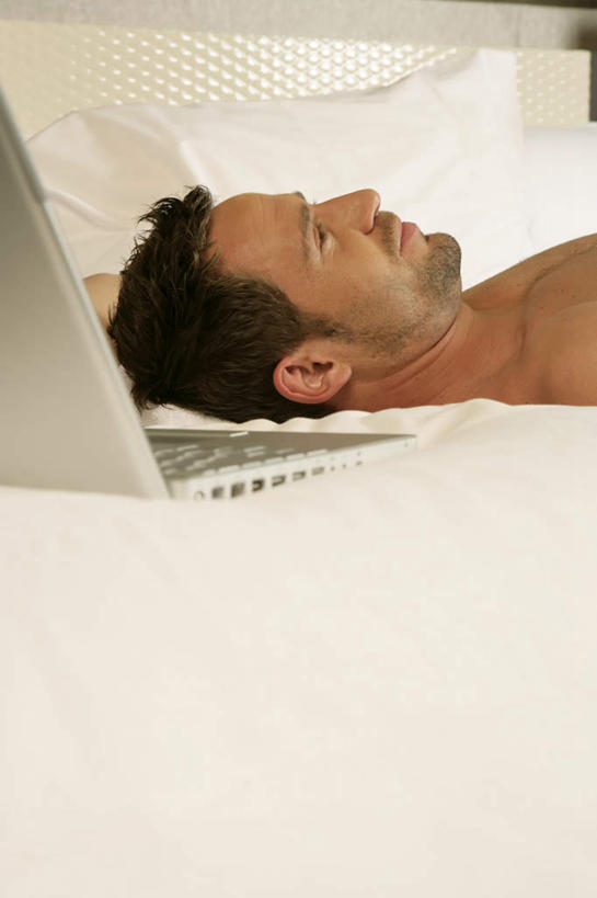 西方人,脸,头,脸颊,一个人,躺,竖图,室内,白天,侧面,电脑,笔记本电脑,床,卧室,欧洲,欧洲人,仅一个男性,仅一个人,网络,床单,注视,通讯设备,被子,仅一个年轻男性,观察,看,单人床,观看,察看,无线,被单,关注,通信设备,无线网络,无线上网,便携式电脑,卧着,手提电脑,男人,男性,年轻男性,白种人,头部,脸部,脸蛋,面部,躺着,卧,半身,彩图,睡房,卧房