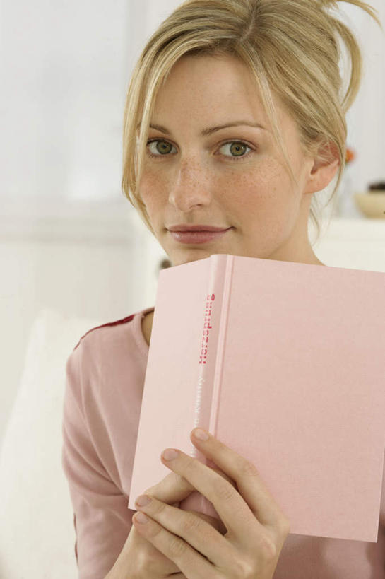 西方人,一个人,坐,笑,微笑,竖图,室内,白天,正面,床,卧室,欧洲,欧洲人,仅一个年轻女性,仅一个女性,仅一个人,握,阴影,光线,影子,双人床,床单,记事本,拿,拿着,扭头,注视,被子,阳光,观察,记录,看,转头,握着,观看,察看,被单,关注,记载,记实,纪录,年轻女性,女人,女性,白种人,坐着,半身,彩图,睡房,卧房