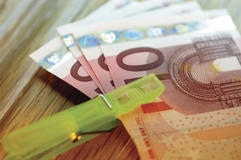 无人,横图,俯视,室内,特写,白天,钱,桌面,桌子,静物,一排,许多,整齐,钱币,欧元,排列,一个,绿色,夹子,钞票,金融,纸币,经济,单个,堆,夹着,队列,流通,纸钞,贸易,货币,现金,彩图,高角度拍摄