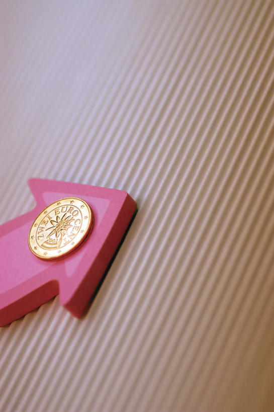 无人,竖图,俯视,室内,特写,白天,钱,桌面,桌子,静物,标志,钱币,欧元,方向,箭头,一个,红色,金融,经济,单个,指向,流通,贸易,货币,现金,硬币,彩图,高角度拍摄