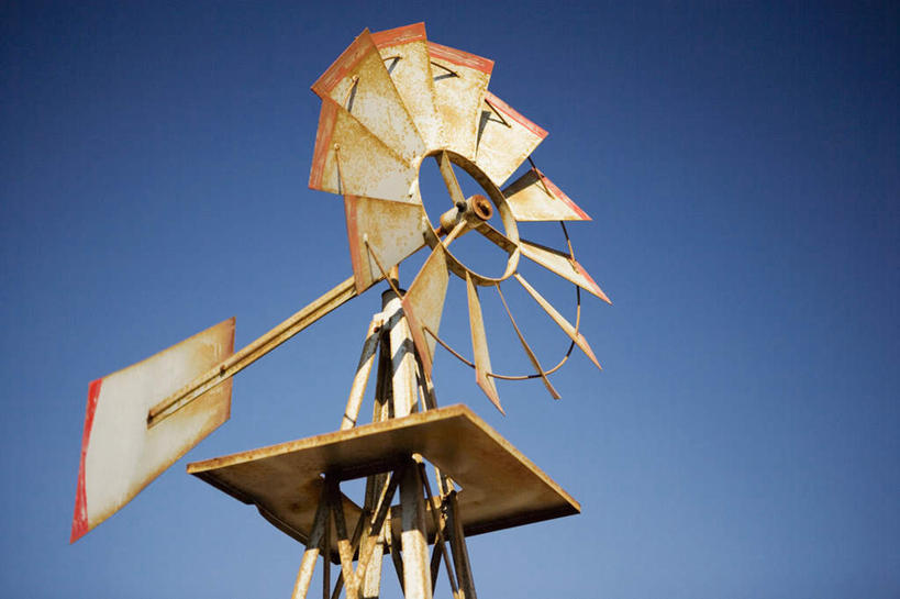 无人,横图,室外,特写,白天,仰视,静物,风向标,风向袋,阴影,生锈,光线,影子,方向,蓝色,蓝天,天空,阳光,木制品,天,晴朗,腐蚀,侵蚀,指向,万里无云,腐化,锈迹斑斑,风标,晴空,晴空万里,彩图,低角度拍摄