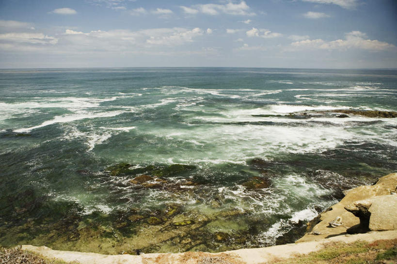 无人,横图,俯视,室外,白天,旅游,度假,海浪,海洋,美景,沙滩,植物,美国,阴影,光线,沙子,影子,海岸,景观,浪花,水平线,云,云朵,辽阔,海平线,沙地,云彩,娱乐,树,树木,蓝色,绿色,白云,蓝天,天空,阳光,自然,海水,天,享受,休闲,广阔,景色,放松,生长,晴朗,成长,一望无际,北美,北美洲,加利福尼亚,自然风光,美洲,海景,加州,圣地亚哥,加利福尼亚州,金州,黄金州,圣地牙哥,圣迭戈,北亚美利加洲,亚美利加洲,无边无际,一马平川,拉霍亚,大海,风浪,海,海水的波动,海滩,近岸浪,涌浪,晴空,彩图,高角度拍摄,水天相接,水天一线