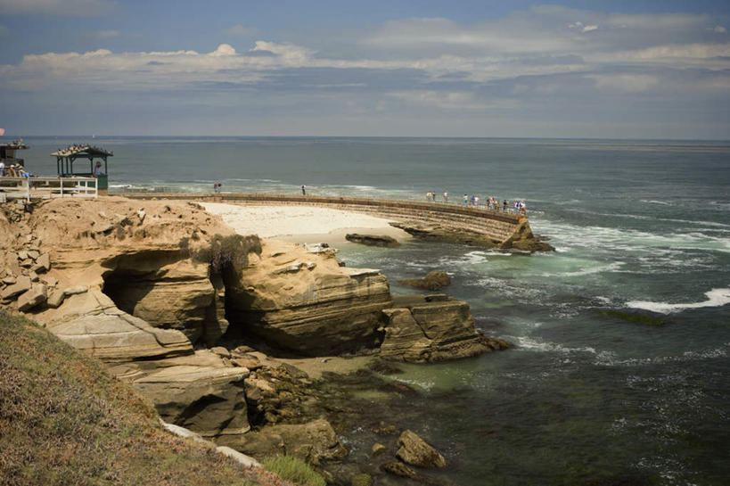 无人,栏杆,横图,俯视,室外,白天,旅游,度假,美景,沙滩,植物,美国,阴影,光线,木板,沙子,影子,亭子,海岸,景观,水平线,云,云朵,围栏,桥,辽阔,木桥,海平线,沙地,云彩,娱乐,护栏,栈桥,树,树木,蓝色,绿色,白云,蓝天,天空,阳光,自然,天,享受,休闲,广阔,景色,放松,生长,晴朗,成长,人行桥,木板桥,一望无际,北美,北美洲,加利福尼亚,自然风光,美洲,加州,圣地亚哥,加利福尼亚州,金州,黄金州,圣地牙哥,圣迭戈,北亚美利加洲,亚美利加洲,无边无际,一马平川,拉霍亚,海滩,晴空,彩图,高角度拍摄,水天相接,水天一线