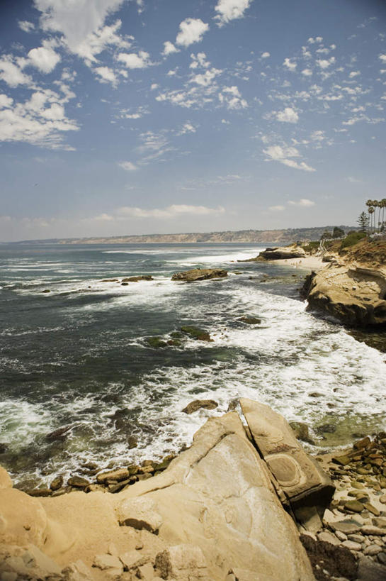 无人,竖图,俯视,室外,白天,旅游,度假,礁石,石头,美景,沙滩,植物,美国,阴影,光线,沙子,石子,影子,海岸,景观,水平线,云,云朵,辽阔,海平线,沙地,云彩,娱乐,树,树木,蓝色,绿色,白云,蓝天,天空,阳光,自然,天,享受,休闲,广阔,景色,放松,生长,晴朗,成长,一望无际,北美,北美洲,加利福尼亚,自然风光,美洲,加州,圣地亚哥,加利福尼亚州,金州,黄金州,圣地牙哥,圣迭戈,北亚美利加洲,亚美利加洲,无边无际,一马平川,拉霍亚,海滩,礁,石块,岩石,晴空,彩图,高角度拍摄,水天相接,水天一线