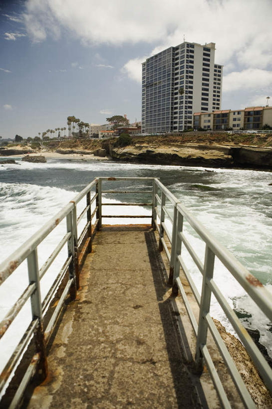 无人,家,栏杆,竖图,俯视,室外,白天,度假,美景,沙滩,城市风光,城市,美国,阴影,光线,沙子,影子,房屋,屋子,海岸,景观,云,云朵,围栏,沙地,云彩,娱乐,护栏,楼房,住宅,蓝色,白云,蓝天,天空,阳光,天,享受,休闲,景色,放松,晴朗,北美,北美洲,加利福尼亚,美洲,加州,圣地亚哥,加利福尼亚州,金州,黄金州,圣地牙哥,圣迭戈,北亚美利加洲,亚美利加洲,拉霍亚,海滩,晴空,彩图,高角度拍摄,房子