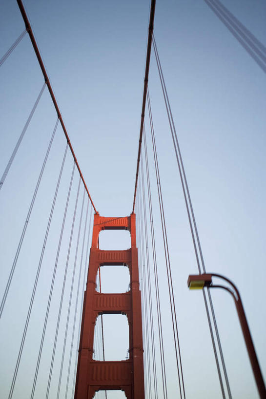 无人,竖图,室外,白天,仰视,旅游,度假,标志建筑,大桥,地标,建筑,立交桥,路灯,桥梁,照明,美国,阴影,光线,影子,高架,斜拉桥,桥,灯光,娱乐,建设,拱桥,灯,蓝色,蓝天,天空,阳光,天,享受,休闲,旅游胜地,放松,晴朗,悬索桥,照亮,北美,北美洲,照明设备,加利福尼亚,美洲,金门大桥,加州,加利福尼亚州,万里无云,金州,黄金州,金门海峡,桁架拱桥,北亚美利加洲,亚美利加洲,晴空,晴空万里,彩图,低角度拍摄
