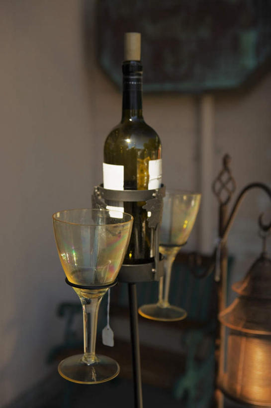 无人,酒吧,竖图,室内,白天,正面,旅游,度假,杯子,高脚杯,红酒杯,娱乐,架子,玻璃制品,酒瓶,酒杯,享受,休闲,放松,玻璃杯,彩图,酒吧间,酒馆