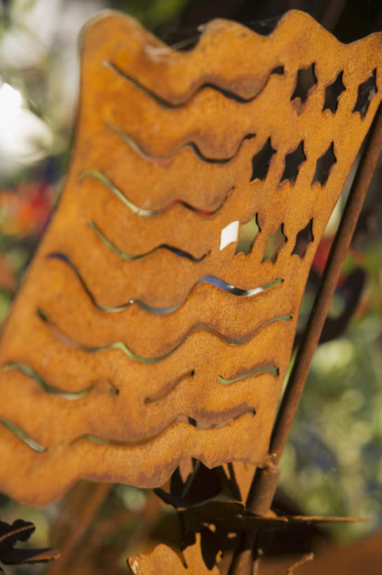 无人,竖图,室外,白天,正面,旅游,度假,旗帜,国旗,美国,生锈,金属,娱乐,旗子,享受,休闲,放松,腐蚀,侵蚀,爱国主义,旌旗,旗号,腐化,锈迹斑斑,旗,彩图