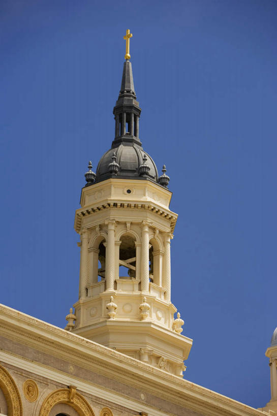 无人,教堂,竖图,室外,白天,仰视,旅游,度假,标志建筑,地标,建筑,美国,节日,屋顶,顶棚,文化,娱乐,建设,圆顶,祈愿,蓝色,蓝天,天空,天,祈祷,享受,休闲,健康,旅游胜地,放松,许愿,宗教,信仰,晴朗,纪念,祈求,信号,北美,北美洲,基督教,天主教,美洲,报时,信念,万里无云,北亚美利加洲,亚美利加洲,召集,鸣钟,平安,钟,晴空,晴空万里,彩图,低角度拍摄,大教堂,礼拜堂