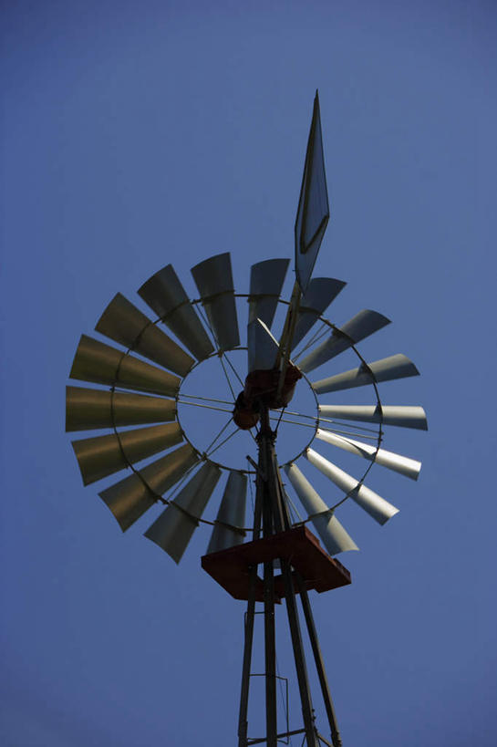无人,竖图,室外,白天,仰视,旅游,度假,农业,风能,风力发电机,风车,环保,电力,古典,娱乐,设备,蓝色,蓝天,天空,天,享受,休闲,发电,机械,放松,工业,能源,晴朗,资源,风力机,利用,低碳,万里无云,风力发电,晴空,晴空万里,彩图,低角度拍摄