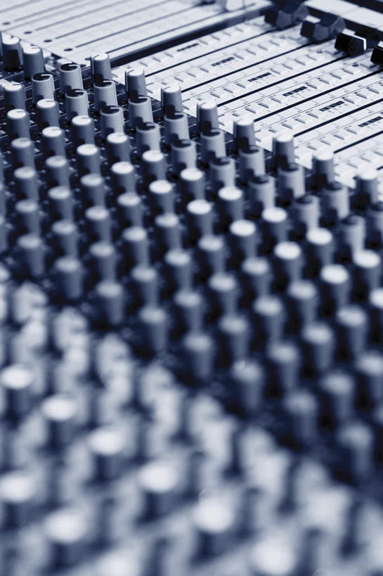 无人,竖图,俯视,室内,特写,白天,零件,电路,静物,一排,关闭,阴影,朦胧,模糊,整齐,反射,影子,加工,开关,排列,按钮,打开,摄影,影棚,放大,修饰,混合,播音,开启,队列,广播,调音台,分配,闭合,调音控制台,彩图,高角度拍摄,影棚拍摄,拍摄