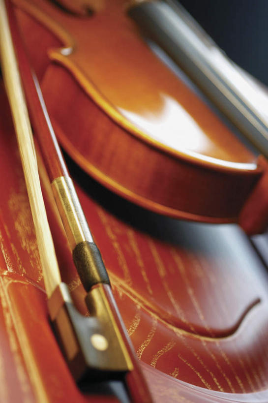 无人,竖图,俯视,室内,特写,白天,桌面,桌子,静物,阴影,朦胧,模糊,反射,木制,影子,乐器,弦乐器,小提琴,一个,木制品,摄影,影棚,单个,琴弓,琴弦,弓拉弦乐器,弓拉弦鸣乐器,彩图,高角度拍摄,影棚拍摄,拍摄