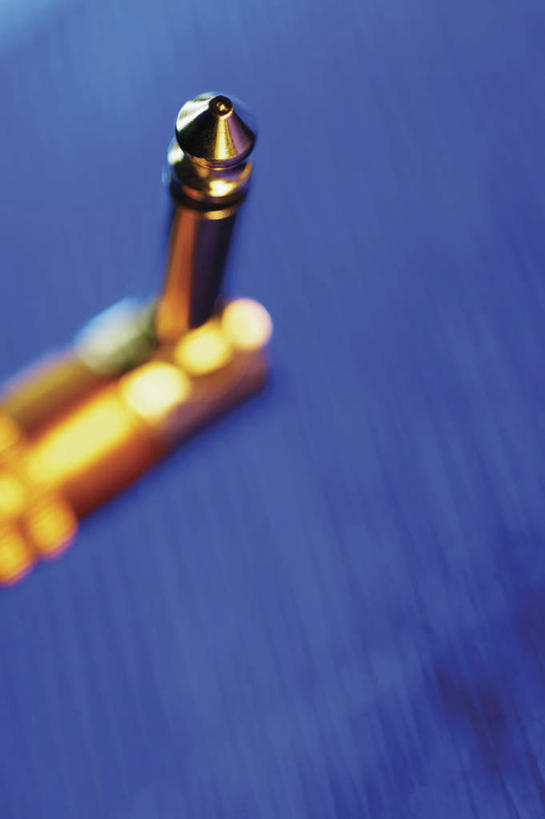 无人,竖图,俯视,室内,特写,白天,通讯,数据,静物,一根,阴影,紫色背景,朦胧,模糊,反射,传输,影子,摄影,影棚,音频线,线缆,彩图,高角度拍摄,影棚拍摄,拍摄,音频连接线