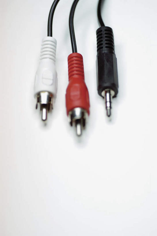 无人,竖图,俯视,室内,特写,白天,白色背景,通讯,数据,静物,三根,一排,阴影,整齐,反射,传输,影子,排列,摄影,影棚,队列,音频线,线缆,彩图,高角度拍摄,影棚拍摄,拍摄,音频连接线