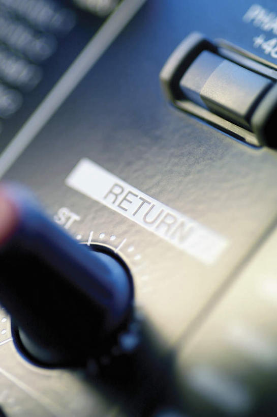 无人,竖图,俯视,室内,特写,白天,零件,电路,静物,一排,关闭,阴影,朦胧,模糊,整齐,反射,影子,加工,开关,排列,按钮,打开,放大,修饰,混合,播音,开启,队列,广播,调音台,分配,闭合,调音控制台,彩图,高角度拍摄