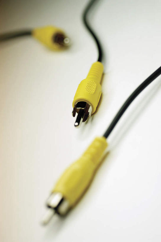 无人,竖图,俯视,室内,特写,白天,白色背景,通讯,数据,静物,三根,阴影,朦胧,模糊,反射,传输,影子,黄色,摄影,影棚,音频线,线缆,彩图,高角度拍摄,影棚拍摄,拍摄,音频连接线