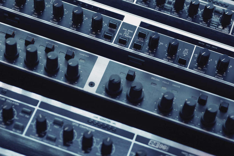 无人,横图,俯视,室内,特写,白天,零件,电路,静物,一排,关闭,阴影,朦胧,模糊,整齐,反射,影子,加工,开关,排列,按钮,打开,放大,修饰,混合,播音,开启,队列,广播,调音台,分配,闭合,调音控制台,彩图,高角度拍摄