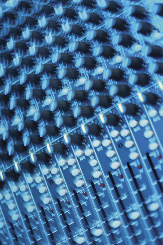 无人,竖图,俯视,室内,特写,白天,零件,电路,静物,一排,关闭,阴影,朦胧,模糊,整齐,反射,影子,加工,开关,排列,按钮,打开,放大,修饰,混合,播音,开启,队列,广播,调音台,分配,闭合,调音控制台,彩图,高角度拍摄