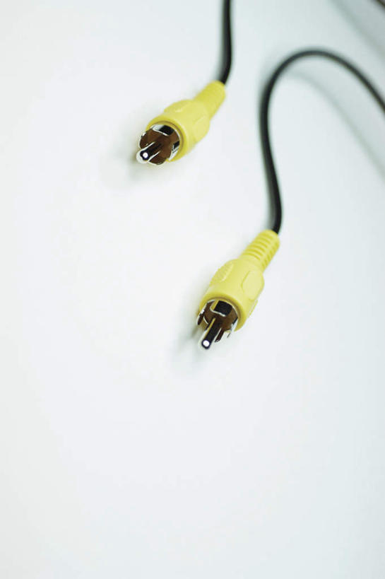 无人,竖图,俯视,室内,特写,白天,白色背景,通讯,数据,静物,两根,阴影,朦胧,模糊,反射,传输,影子,黄色,摄影,影棚,音频线,线缆,彩图,高角度拍摄,影棚拍摄,拍摄,音频连接线