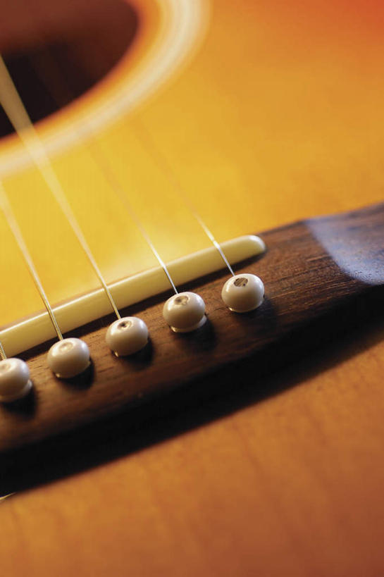 无人,竖图,俯视,室内,特写,白天,静物,一排,阴影,朦胧,模糊,整齐,反射,影子,吉他,乐器,弦乐器,排列,琴弦,队列,弹拨弦鸣乐器,彩图,高角度拍摄,弹拨弦乐器