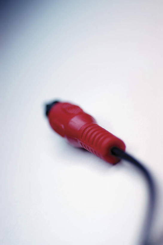 无人,竖图,俯视,室内,特写,白天,白色背景,通讯,数据,静物,一根,阴影,反射,传输,影子,红色,摄影,影棚,音频线,线缆,彩图,高角度拍摄,影棚拍摄,拍摄,音频连接线