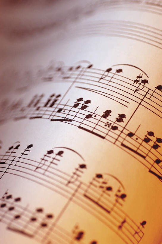 无人,竖图,俯视,室内,特写,白天,静物,书籍,阴影,朦胧,模糊,反射,影子,乐谱,五线谱,音乐,节拍,音符,符头,符干,符尾,乐章,彩图,高角度拍摄