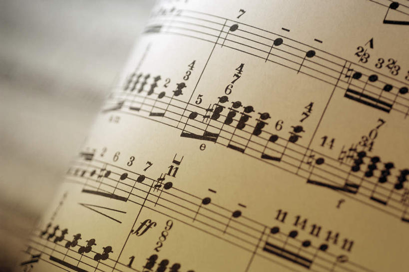 无人,横图,俯视,室内,特写,白天,静物,书籍,阴影,朦胧,模糊,反射,影子,乐谱,五线谱,音乐,节拍,音符,符头,符干,符尾,乐章,彩图,高角度拍摄