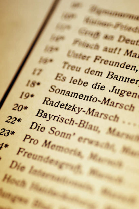 无人,竖图,俯视,室内,特写,白天,静物,书籍,阴影,朦胧,模糊,反射,影子,乐谱,五线谱,音乐,节拍,音符,符头,符干,符尾,乐章,彩图,高角度拍摄