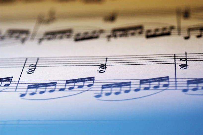 无人,横图,俯视,室内,特写,白天,静物,书籍,阴影,朦胧,模糊,反射,影子,乐谱,五线谱,音乐,节拍,音符,符头,符干,符尾,乐章,彩图,高角度拍摄