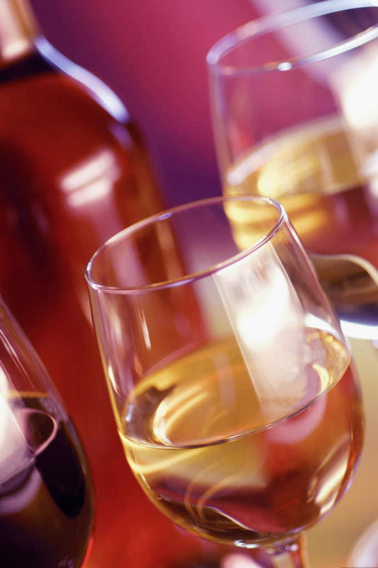 红酒,葡萄酒,无人,竖图,俯视,室内,特写,白天,杯子,阴影,朦胧,模糊,反射,高脚杯,影子,红酒杯,酒类,三杯,红酒瓶,玻璃制品,酒,酒瓶,饮料,玻璃瓶,酒杯,瓶子,红葡萄酒,一瓶,葡萄酒杯,葡萄酒瓶,玻璃杯,彩图,高角度拍摄