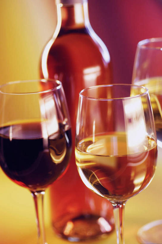 红酒,葡萄酒,无人,竖图,俯视,室内,特写,白天,杯子,阴影,朦胧,模糊,反射,高脚杯,影子,红酒杯,酒类,三杯,红酒瓶,玻璃制品,酒,酒瓶,饮料,玻璃瓶,酒杯,瓶子,红葡萄酒,一瓶,葡萄酒杯,葡萄酒瓶,玻璃杯,彩图,高角度拍摄