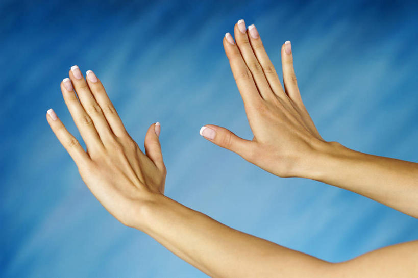 西方人,手,一个人,横图,俯视,室内,特写,白天,欧洲,欧洲人,双手,仅一个年轻女性,仅一个女性,仅一个人,蓝色背景,警告,手部,警示,手语,摄影,影棚,禁止,提醒,提示,限制,哑语,语言,交流,危险,年轻女性,女人,女性,白种人,沟通,半身,彩图,高角度拍摄,影棚拍摄,拍摄