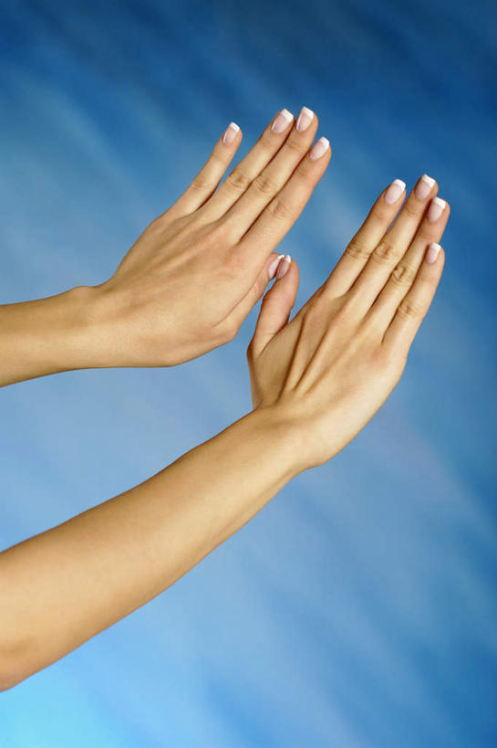 西方人,手,一个人,竖图,俯视,室内,特写,白天,欧洲,欧洲人,双手,仅一个年轻女性,仅一个女性,仅一个人,蓝色背景,警告,手部,警示,手语,摄影,影棚,禁止,提醒,提示,限制,哑语,语言,交流,危险,年轻女性,女人,女性,白种人,沟通,半身,彩图,高角度拍摄,影棚拍摄,拍摄