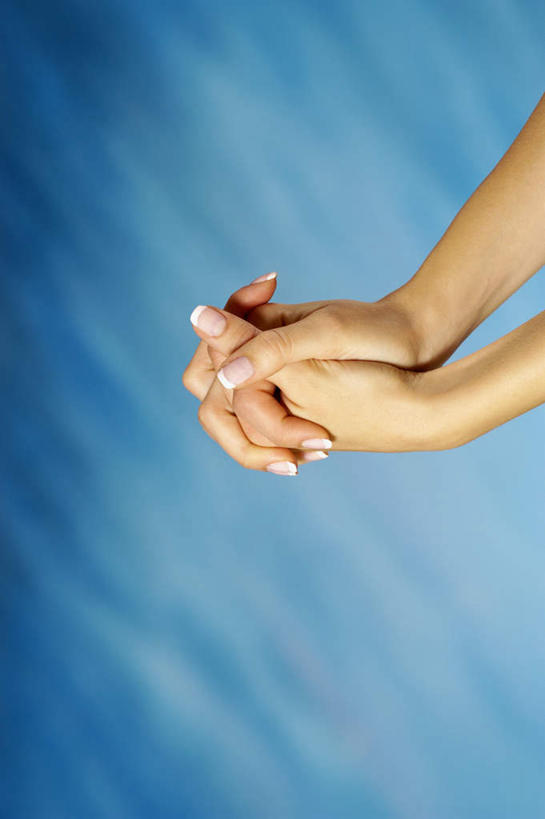 西方人,手,一个人,双手交叉,竖图,俯视,室内,特写,白天,欧洲,欧洲人,双手,仅一个年轻女性,仅一个女性,仅一个人,握,阴影,蓝色背景,反射,影子,手部,手语,握着,摄影,影棚,哑语,语言,交流,年轻女性,女人,女性,白种人,沟通,十字手,半身,彩图,高角度拍摄,影棚拍摄,拍摄