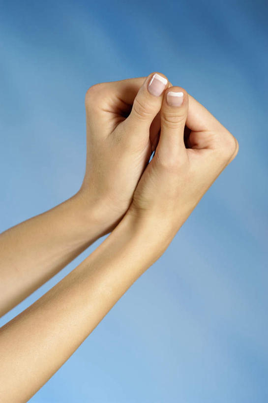 西方人,手,一个人,竖图,俯视,室内,特写,白天,欧洲,欧洲人,双手,仅一个年轻女性,仅一个女性,仅一个人,握,阴影,蓝色背景,反射,影子,手势,手部,手语,握着,摄影,影棚,哑语,语言,交流,年轻女性,女人,女性,白种人,沟通,半身,彩图,高角度拍摄,影棚拍摄,拍摄