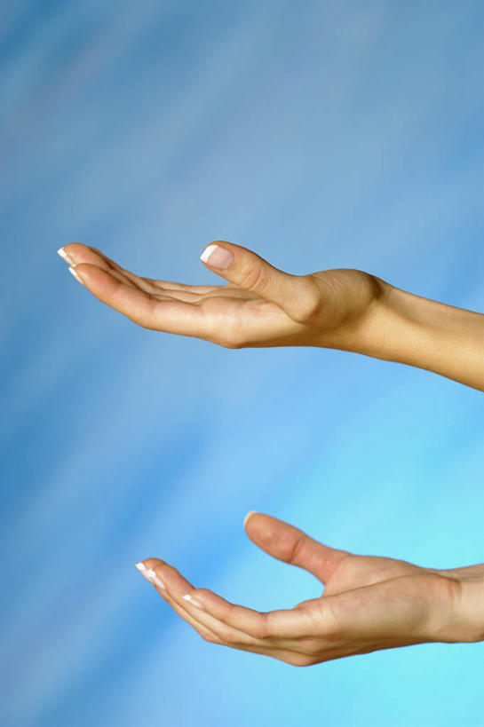 西方人,手,一个人,捧,竖图,室内,特写,白天,侧面,欧洲,欧洲人,双手,仅一个年轻女性,仅一个女性,仅一个人,阴影,蓝色背景,反射,影子,手部,手语,摄影,影棚,哑语,语言,交流,年轻女性,女人,女性,白种人,端,端着,沟通,捧着,手捧,半身,彩图,影棚拍摄,拍摄