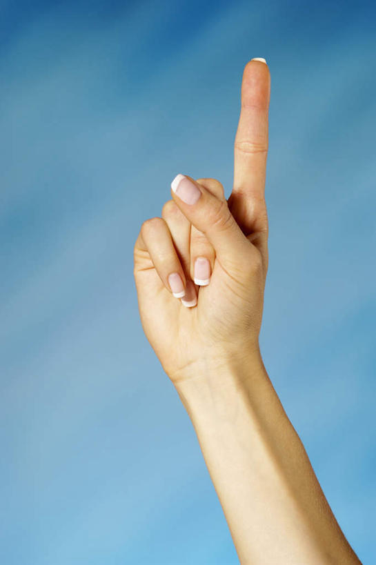 西方人,手,一个人,竖图,室内,特写,白天,侧面,欧洲,欧洲人,仅一个年轻女性,仅一个女性,仅一个人,指,阴影,蓝色背景,反射,影子,方向,手势,手部,手语,摄影,影棚,单手,指向,食指,哑语,语言,交流,年轻女性,女人,女性,白种人,沟通,半身,彩图,影棚拍摄,拍摄