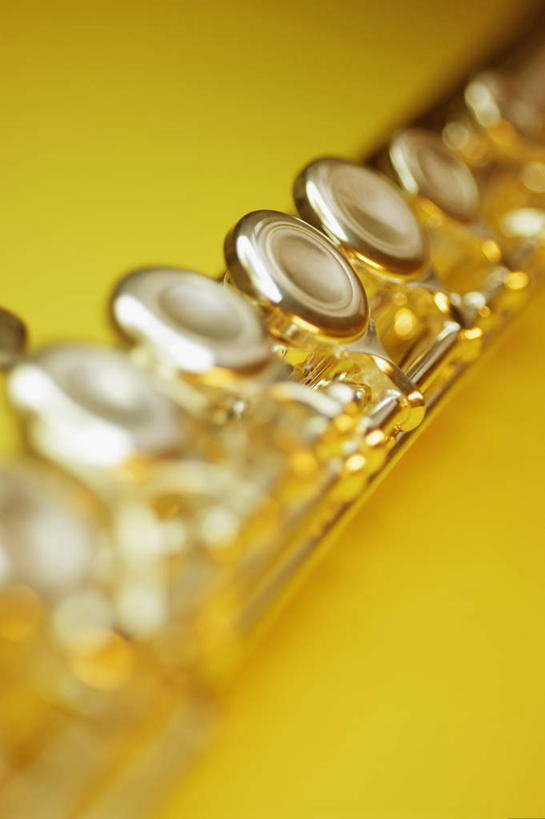 无人,竖图,俯视,室内,特写,白天,静物,阴影,黄色背景,朦胧,模糊,艺术,反射,金属,影子,吹奏乐器,笛子,乐器,音乐,一个,摄影,影棚,单个,长笛,彩图,高角度拍摄,影棚拍摄,拍摄