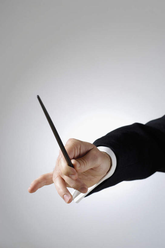 西方人,一个人,竖图,室内,白天,正面,西装,欧洲,欧洲人,仅一个男性,仅一个人,握,阴影,灰色背景,套装,正装,反射,棒子,影子,指挥棒,拿,指挥,指挥家,拿着,职业装,仅一个年轻男性,握着,摄影,影棚,节奏,节拍,男人,男性,年轻男性,白种人,半身,彩图,影棚拍摄,拍摄,短小,音乐艺术家,棍棒