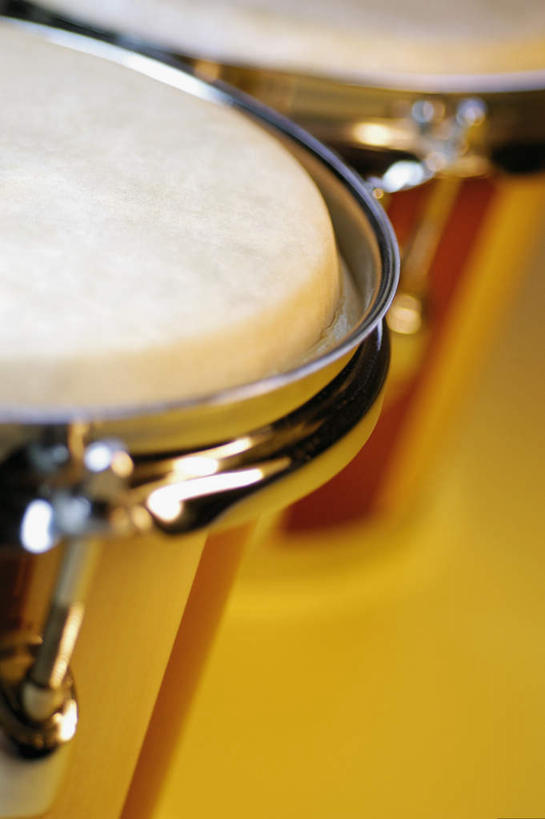 无人,竖图,俯视,室内,特写,白天,静物,阴影,黄色背景,风俗,朦胧,模糊,民俗,反射,影子,鼓,乐器,两个,摄影,影棚,打击乐器,节奏,节拍,非洲鼓,民风,传统乐器,彩图,高角度拍摄,影棚拍摄,拍摄