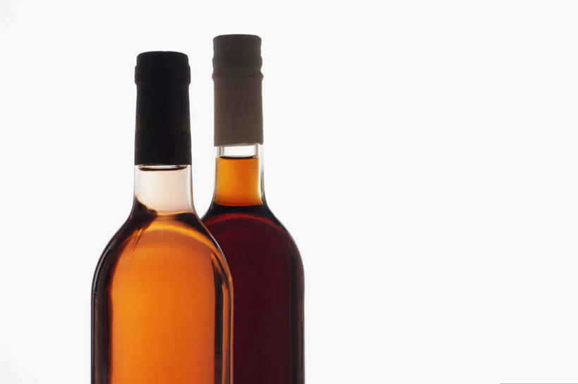 红酒,葡萄酒,无人,横图,室内,特写,白天,白色背景,正面,两瓶,阴影,反射,影子,酒类,红酒瓶,玻璃制品,酒,酒瓶,饮料,玻璃瓶,瓶子,红葡萄酒,摄影,影棚,葡萄酒瓶,彩图,影棚拍摄,拍摄