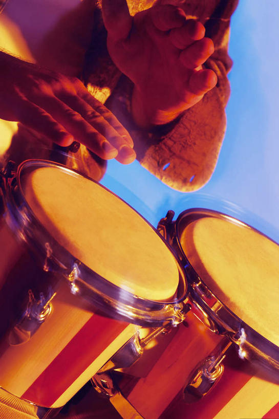 西方人,手,一个人,音乐家,站,竖图,俯视,室内,特写,白天,欧洲,欧洲人,双手,仅一个男性,仅一个人,阴影,蓝色背景,服装,风俗,朦胧,模糊,民俗,反射,影子,鼓,乐器,敲,休闲装,仅一个年轻男性,两个,衣服,站着,休闲,手部,休闲服,摄影,服饰,影棚,打击乐器,节奏,节拍,非洲鼓,民风,传统乐器,男人,男性,年轻男性,白种人,乐师,演奏家,音乐工作者,站立,半身,彩图,高角度拍摄,影棚拍摄,拍摄